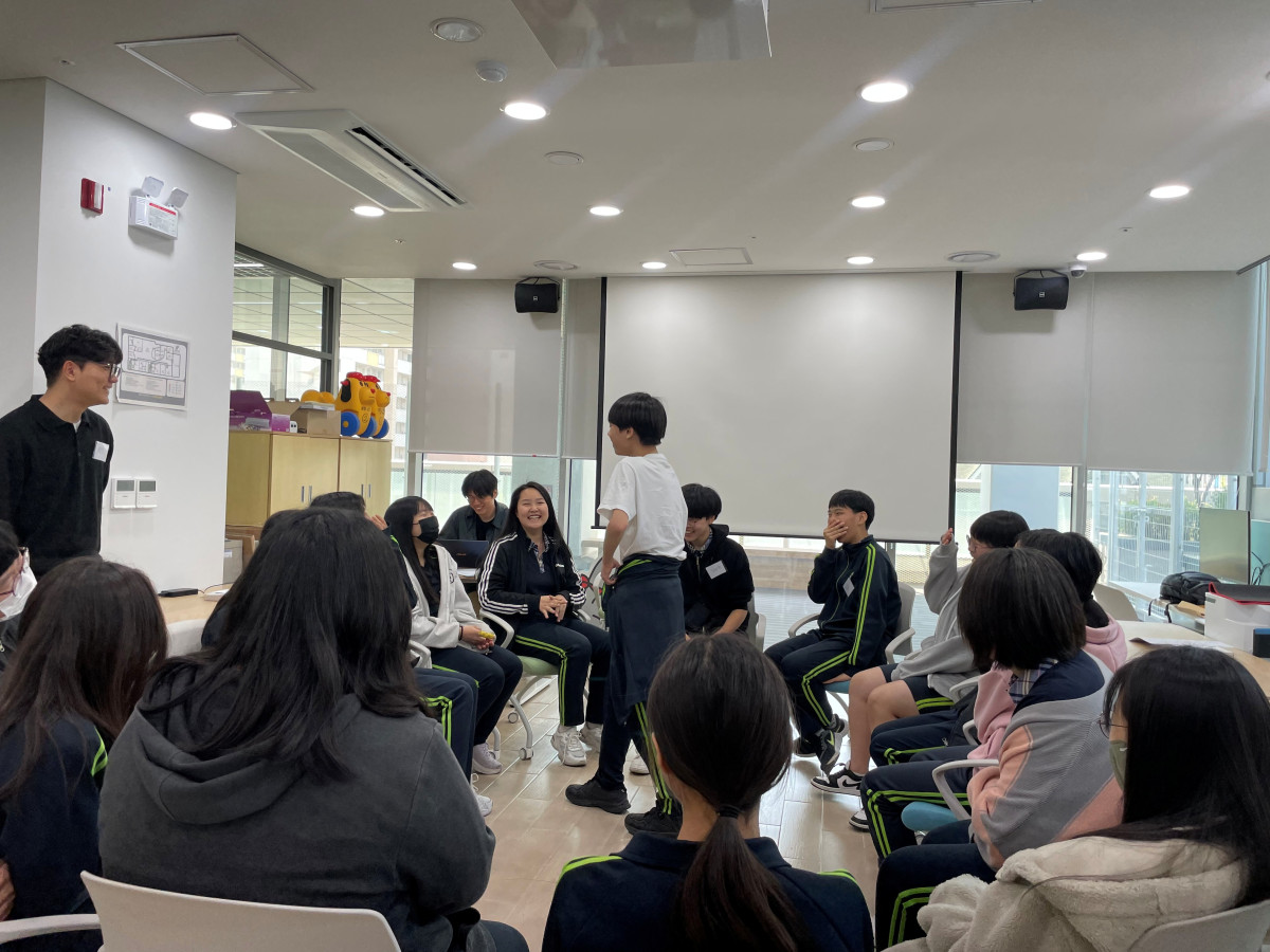 ▲학생들이 상상이룸센터에서 창업기획을 하는 모습. (사진제공=노원구)