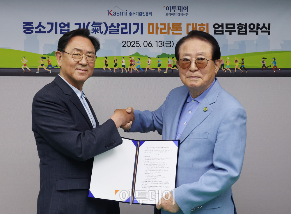 ▲이종재(왼쪽) 이투데이그룹 부회장과 김용구 중소기업진흥회 회장이 13일 서울 여의도 중소기업중앙회 본관 사무실에서 열린 중소기업 기(氣)살리기 마라톤 대회 업무협약식에서 기념촬영을 하고 있다. 고이란 기자 photoeran@
