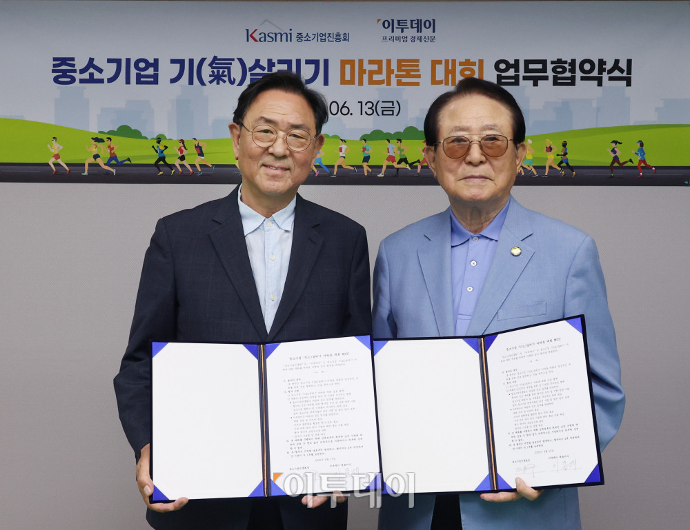 ▲이종재(왼쪽) 이투데이그룹 부회장과 김용구 중소기업진흥회 회장이 13일 서울 여의도 중소기업중앙회 본관 사무실에서 열린 중소기업 기(氣)살리기 마라톤 대회 업무협약식에서 기념촬영을 하고 있다. 고이란 기자 photoeran@