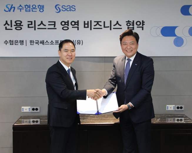 ▲사진은 지난 5월 19일 Sh수협은행 신학기 은행장(왼쪽)과 SAS코리아 이중혁 대표가 신용리스크 협업 프로젝트 추진 업무협약을 체결하고 기념촬영을 하는 모습.