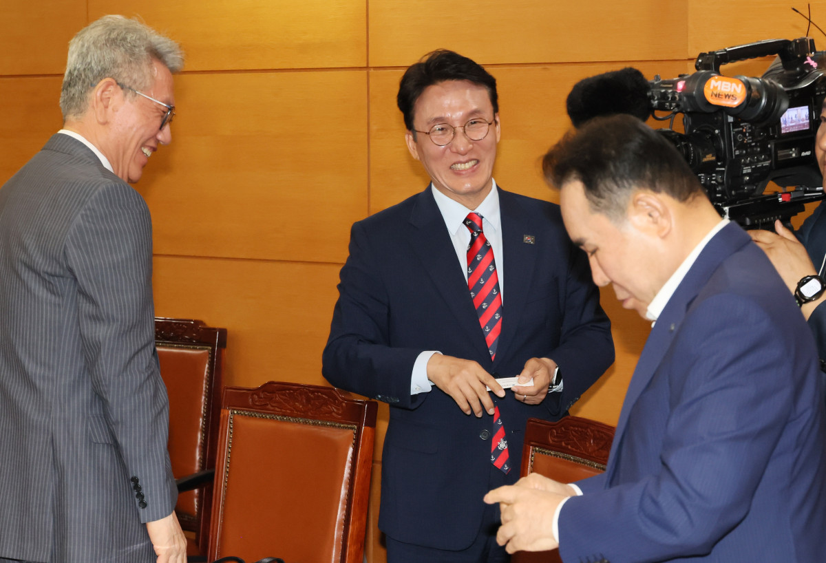 ▲김민석 국무총리 후보자가 14일 서울 종로구 통의동 금융감독연수원에 마련된 청문회 준비단 사무실에서 식품·외식업 협회와 전문가 등이 참석한 가운데 열린 밥상물가 안정을 위한 경청 간담회에서 참석자들과 인사를 나누고 있다. (연합뉴스)
