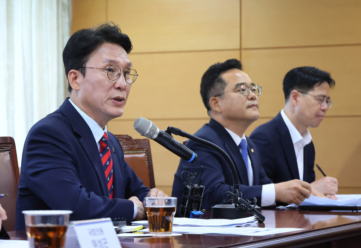 ▲김민석 국무총리 후보자가 14일 서울 종로구 통의동 금융감독연수원에 마련된 청문회 준비단 사무실에서 식품·외식업 협회와 전문가 등이 참석한 가운데 열린 밥상물가 안정을 위한 경청 간담회에서 발언하고 있다. (연합뉴스)