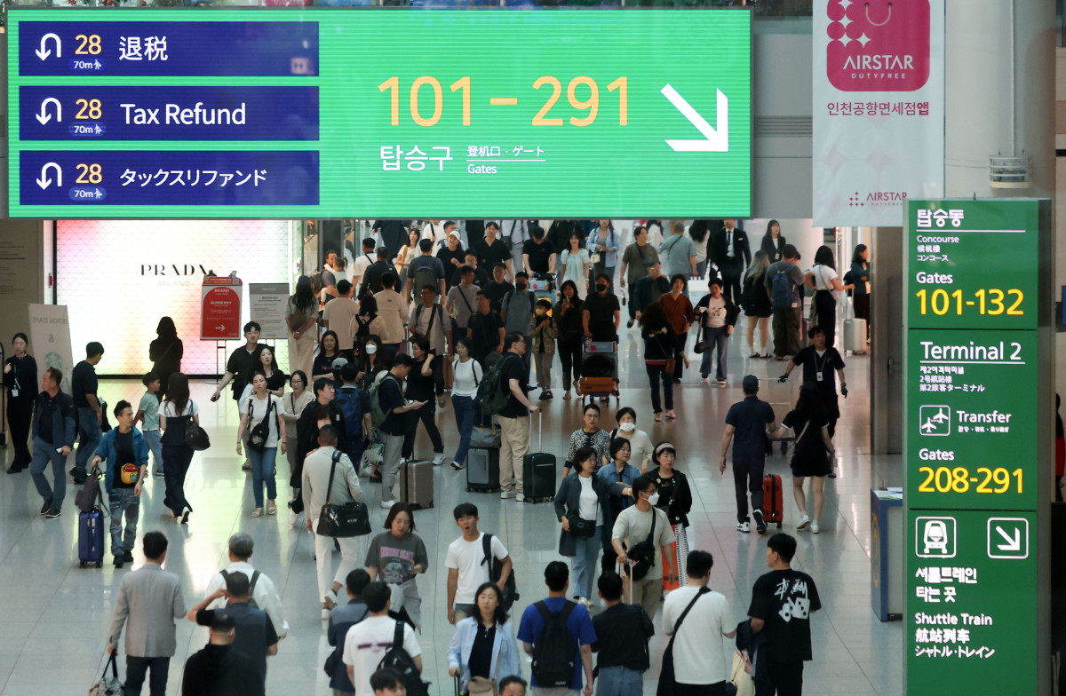 ▲현충일 연휴를 하루 앞둔 5일 인천국제공항 제1여객터미널 면세구역이 출국을 앞둔 여행객들로 붐비고 있다. (뉴시스)