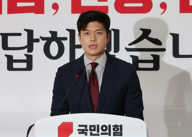 ▲국민의힘 김용태 비상대책위원장이 13일 국회에서 이재명 대통령의 불법 대북송금 의혹 재판과 관련해 입장 발표를 하고 있다. 2025.6.13. (연합뉴스)