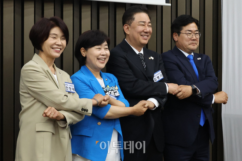 ▲13일 서울 여의도 국회에서 열린 제22대 국회 더불어민주당 제2기 원내대표 선출 의원총회에서 박찬대(오른쪽부터) 당대표 직무대행, 김병기 후보, 서영교 후보, 한정애 선관위원장이 기념촬영을 하고 있다. 고이란 기자 photoeran@