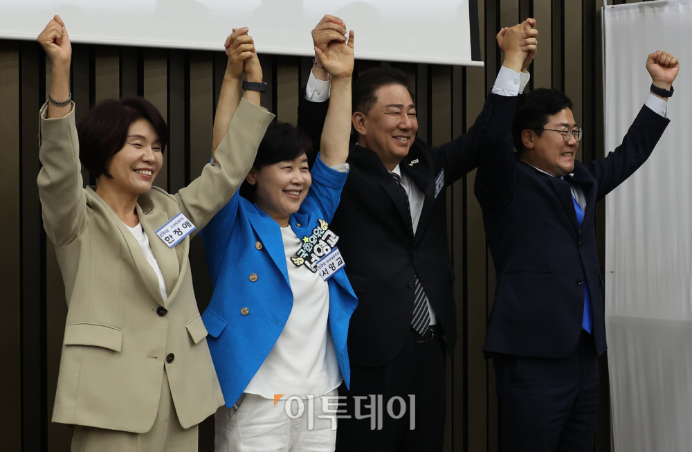 ▲13일 서울 여의도 국회에서 열린 제22대 국회 더불어민주당 제2기 원내대표 선출 의원총회에서 박찬대(오른쪽부터) 당대표 직무대행, 김병기 후보, 서영교 후보, 한정애 선관위원장이 기념촬영을 하고 있다. 고이란 기자 photoeran@