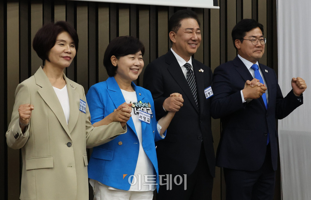 ▲13일 서울 여의도 국회에서 열린 제22대 국회 더불어민주당 제2기 원내대표 선출 의원총회에서 박찬대(오른쪽부터) 당대표 직무대행, 김병기 후보, 서영교 후보, 한정애 선관위원장이 기념촬영을 하고 있다. 고이란 기자 photoeran@