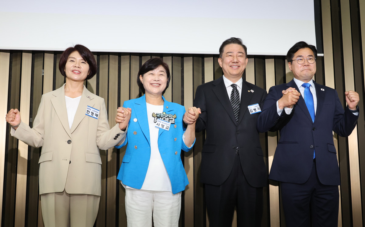 ▲더불어민주당 원내대표 경선에 출마한 김병기 의원과 서영교 의원이 13일 서울 여의도 국회에서 열린 원내대표 선출 의원총회에서 기념 촬영하고 있다.    왼쪽부터 한정애 선관위원장, 서영교 의원, 김병기 의원, 박찬대 당 대표 직무대행 겸 원내대표. 2025.6.13 (연합뉴스)