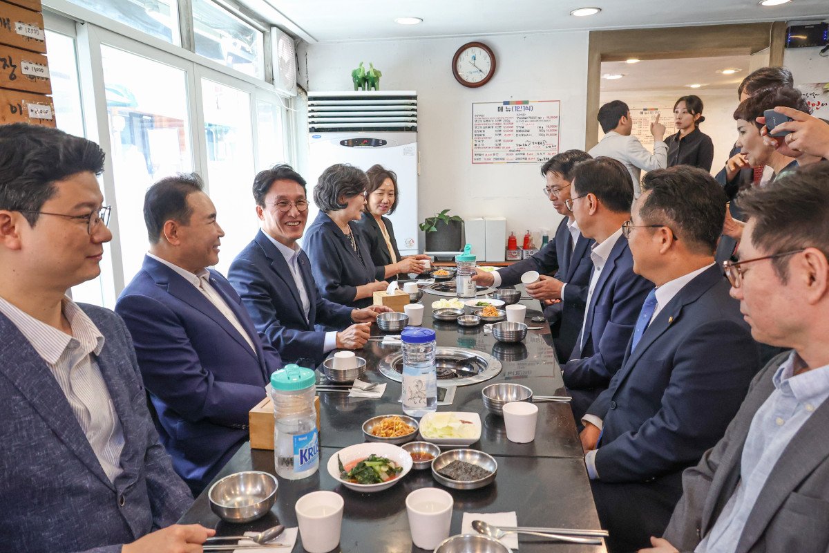 ▲김민석 국무총리 후보자가 13일 밥상물가 안정을 위한 경청 간담회 이후 근처 식당에서 참석자들과 점심식사를 하면서 얘기를 나누고 있다. (사진제공=총리실)
