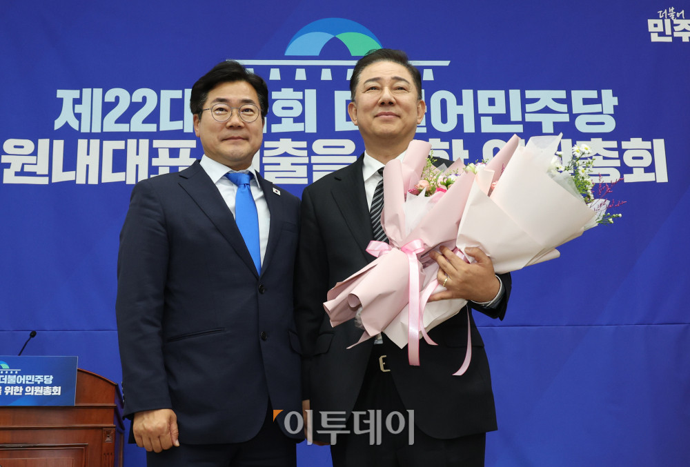 ▲13일 서울 여의도 국회에서 열린 제22대 국회 더불어민주당 제2기 원내대표 선출 의원총회에서 김병기(오른쪽) 신임 원내대표가 박찬대 당대표 직무대행과 꽃다발을 들고 기념촬영을 하고 있다. 고이란 기자 photoeran@