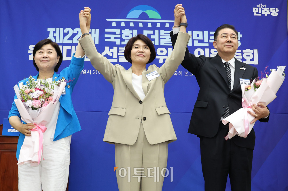 ▲13일 서울 여의도 국회에서 열린 제22대 국회 더불어민주당 제2기 원내대표 선출 의원총회에서 김병기 신임 원내대표가 꽃다발을 들고 참석자들과 기념촬영을 하고 있다. 왼쪽부터 서영교 후보, 한정애 선관위원장, 김병기 신임 원내대표. 고이란 기자 photoeran@