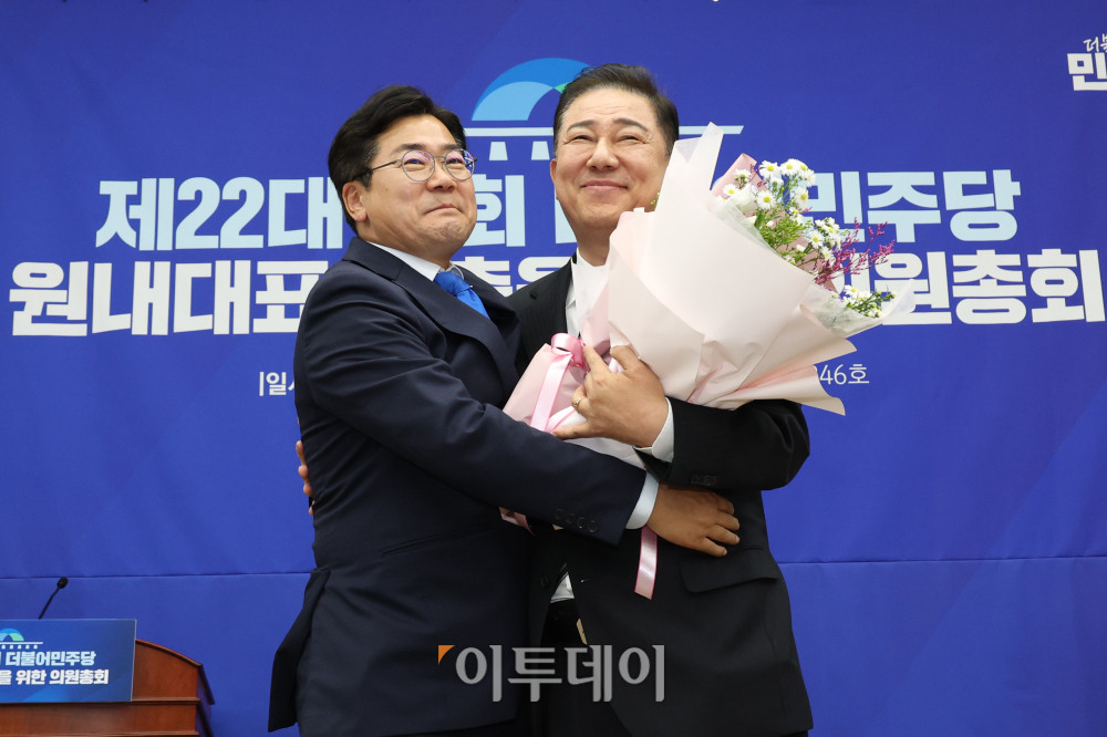 ▲13일 서울 여의도 국회에서 열린 제22대 국회 더불어민주당 제2기 원내대표 선출 의원총회에서 김병기(오른쪽) 신임 원내대표가 박찬대 당대표 직무대행과 꽃다발을 들고 기념촬영을 하고 있다. 고이란 기자 photoeran@