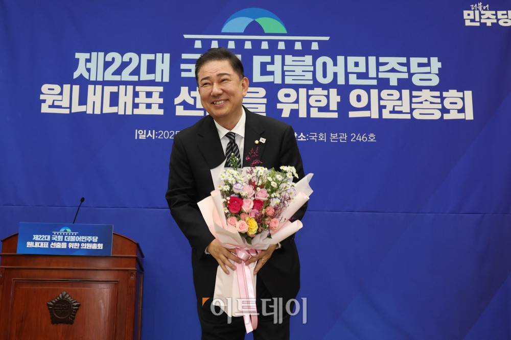 ▲13일 서울 여의도 국회에서 열린 제22대 국회 더불어민주당 제2기 원내대표 선출 의원총회에서 김병기 신임 원내대표가 꽃다발을 들고 인사하고 있다. 고이란 기자 photoeran@
