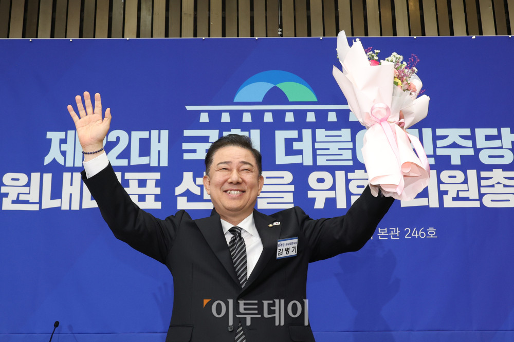 ▲13일 서울 여의도 국회에서 열린 제22대 국회 더불어민주당 제2기 원내대표 선출 의원총회에서 김병기 신임 원내대표가 꽃다발을 들고 기념촬영을 하고 있다. 고이란 기자 photoeran@