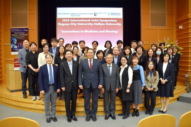 ▲지난달 29일 일본 나고야시립대학교에서 열린 2025 한림대-나고야시립대 국제학술 심포지엄에서 참석자들이 강연장 앞에 모여 단체 기념 촬영을 하고 있다. (사진제공=한림대의료원)