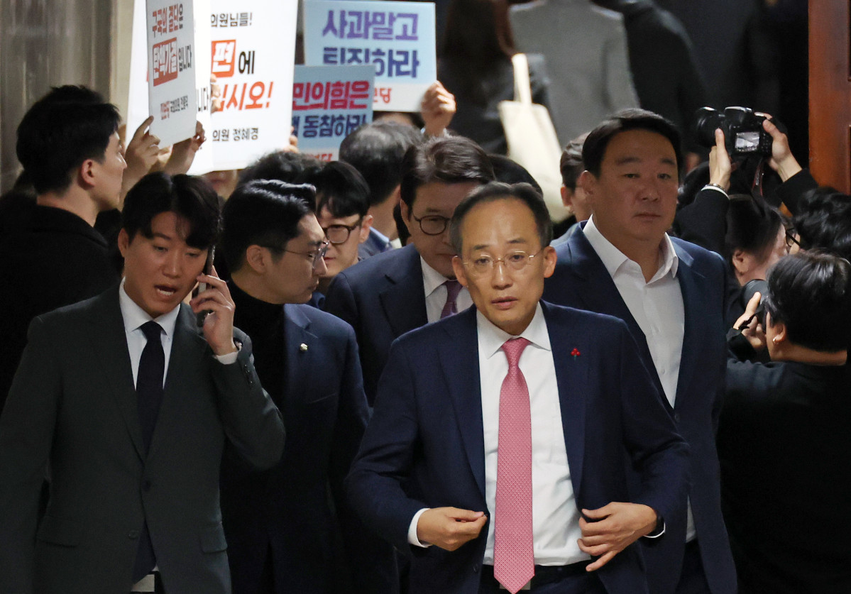 ▲윤석열 대통령 탄핵소추안 표결일인 지난해 12월 7일 오전 추경호 국민의힘 원내대표가 서울 여의도 국회에서 열린 의원총회가 끝난 뒤 나오는 동안 진보당 의원들과 관계자들이 탄핵 동참을 촉구하는 피케팅을 하고 있다. 2024.12.07. (뉴시스)