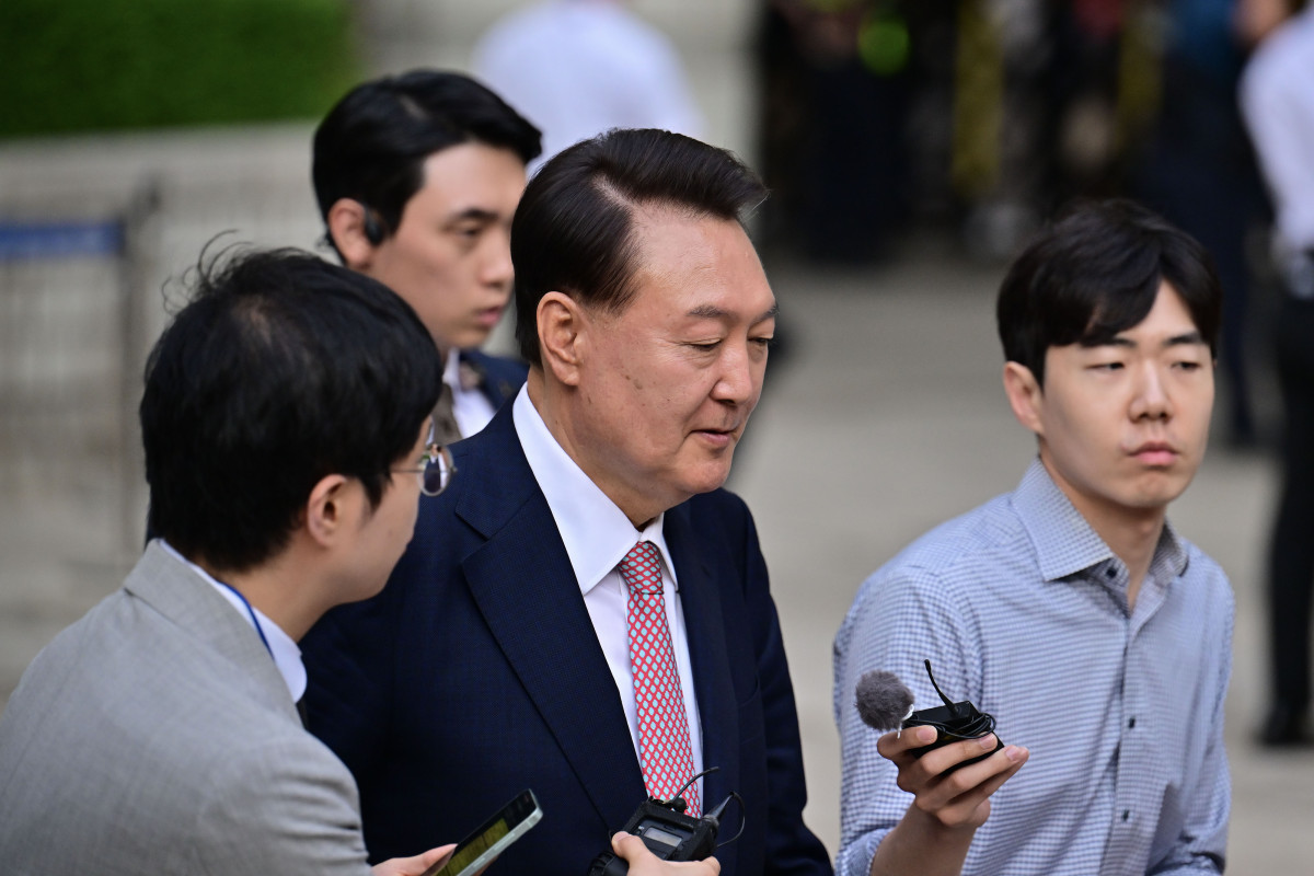 ▲윤석열 전 대통령이 9일 오후 서울 서초구 중앙지방법원에서 열린 내란 우두머리 혐의, 직권남용 권리행사방해 혐의 사건 6차 공판을 마친 후 취재진의 질문을 받으며 법원을 나서고 있다. 2025.06.09. (뉴시스)