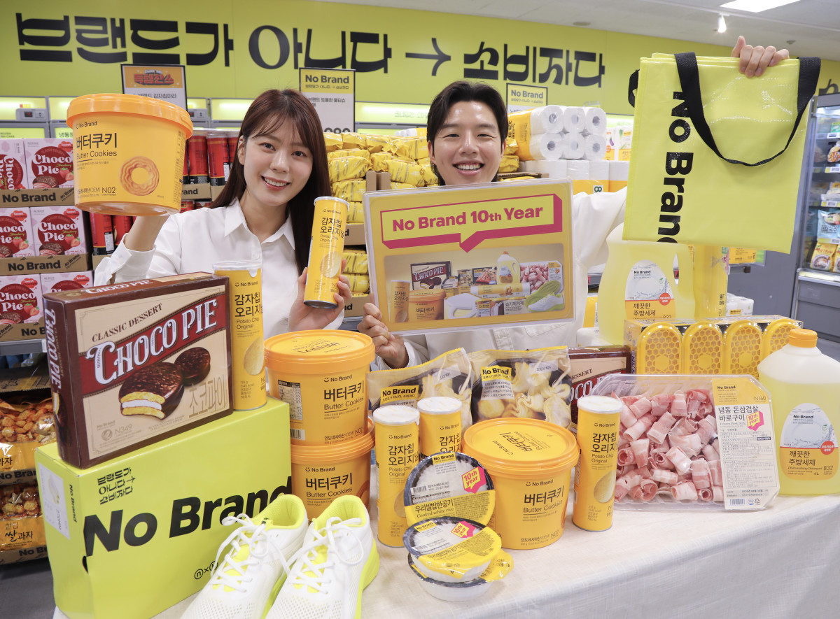 ▲11일 오전 이마트 용산점에서 모델들이 노브랜드 10주년 할인 행사 상품을 소개하고 있다. (사진제공=이마트)