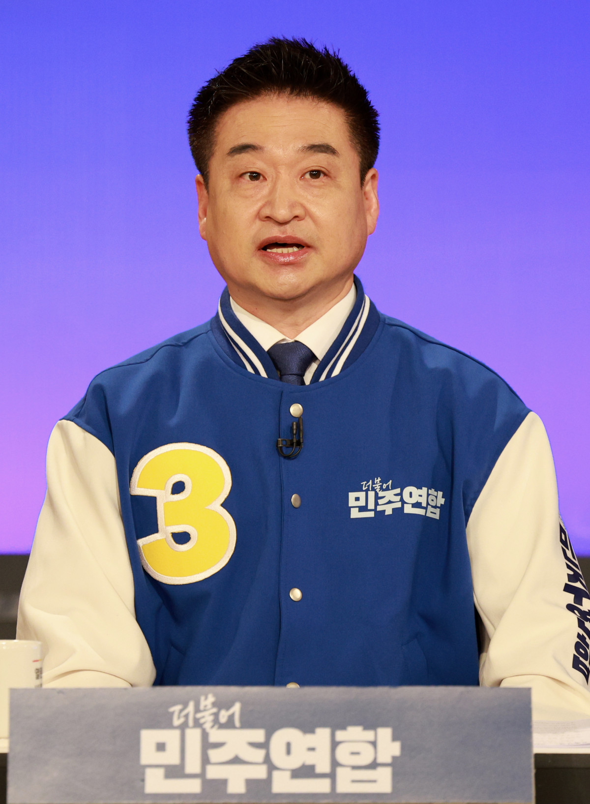 ▲지난해 4월 서울 영등포구 KBS본관 스튜디오에서 열린 제22대 비례대표 국회의원 선거 후보자 토론회에서 최혁진 더불어민주연합 후보가 토론 준비를 하고 있다. 2024.04.01. (뉴시스)