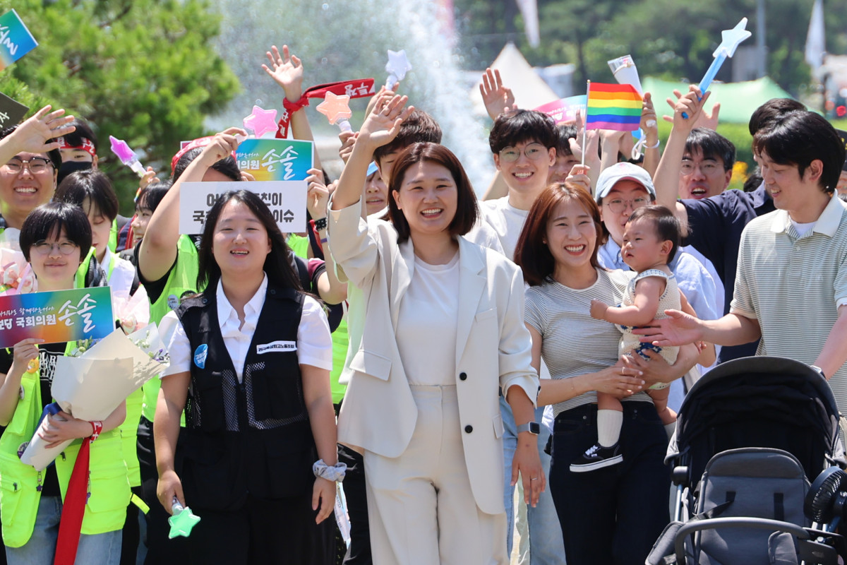 ▲비례대표 의원직을 승계한 진보당 손솔 의원이 12일 서울 여의도 국회로 청년들과 함께 등원하고 있다. 2025.6.12 (연합뉴스)