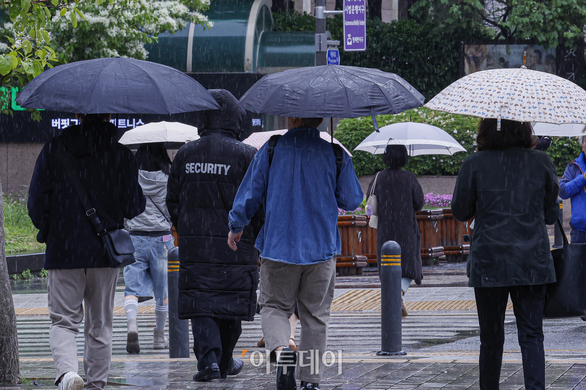 ▲14일 전국에 비가 예보된 가운데, 우산을 쓴 시민들이 도로를 따라 발걸음을 재촉하고 있다. (▲조현호 기자 hyunho@)