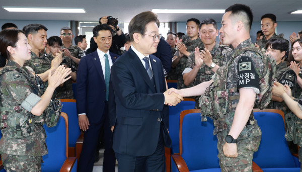 ▲<YONHAP PHOTO-3896> 이재명 대통령, 전방 군 부대 방문 (연천=연합뉴스) 홍해인 기자 = 이재명 대통령이 13일 경기도 연천군 육군 25사단 비룡전망대에서 장병들을 격려하고 있다. 2025.6.13 hihong@yna.co.kr/2025-06-13 15:27:05/<저작권자 ⓒ 1980-2025 ㈜연합뉴스. 무단 전재 재배포 금지, AI 학습 및 활용 금지>