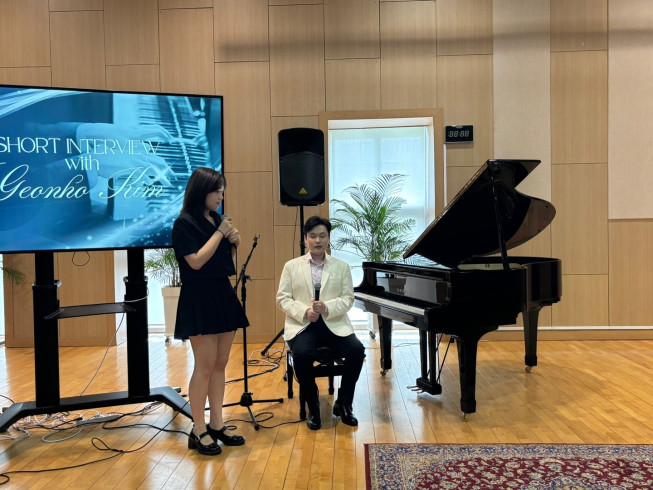 ▲노스런던컬리지에잇스쿨 제주(NLCS Jeju, 영국)의 디자인 특허 동아리 '비주얼라이즈 소사이어티(Visualise Society) 김세현(왼쪽) 회장이 시각장애 피아니스트 김건호군과 청중과의 대화를 진행하고 있다.