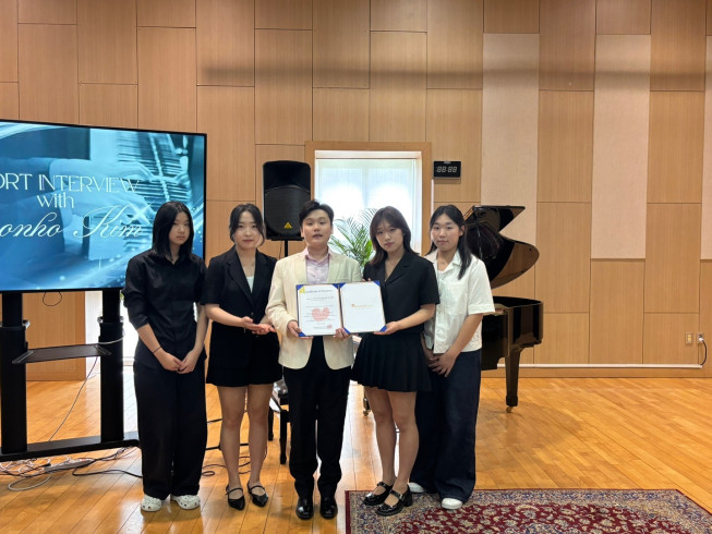 ▲노스런던컬리지에잇스쿨 제주(NLCS Jeju, 영국)의 디자인 특허 동아리 '비주얼라이즈 소사이어티(Visualise Society) 김세현(오른쪽 두번째) 회장과 동아리학생들이 시각장애 피아니스트 김건호(가운데) 군과 기념 사진을 찍고 있다.