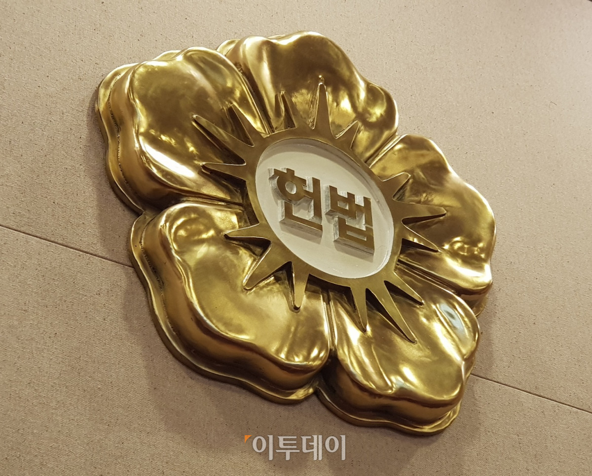 ▲ 서울 종로구 재동 헌법재판소 대심판정에 걸린 헌재 상징. (박일경 기자 ekpark@)