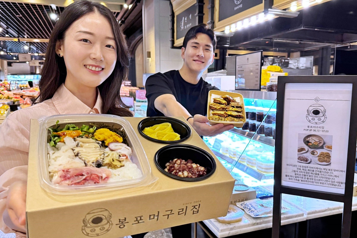 ▲서울 갤러리아명품관 식품관 고메이494에서 모델들이 ‘봉포머구리집’ 팝업스토어의 대표 메뉴인 물회와 오징어순대를 소개하고 있다. (사진제공=한화갤러리아)