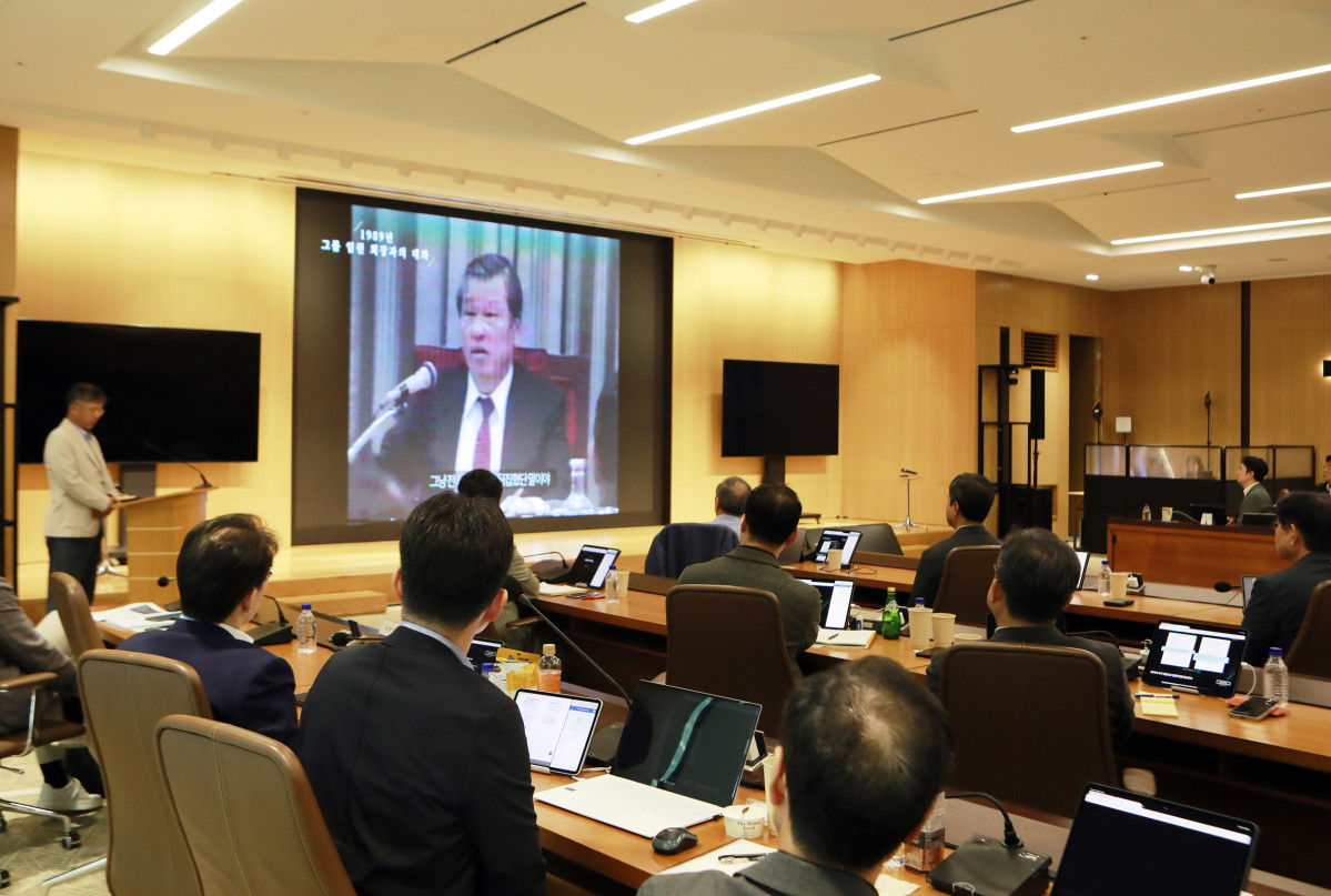 ▲2025 SK 경영전략회의에 참여한 SK 경영진이 최종현 선대회장의 육성을 들으며 SKMS 철학과 정신을 되새기고 있다. (사진제공-SK)