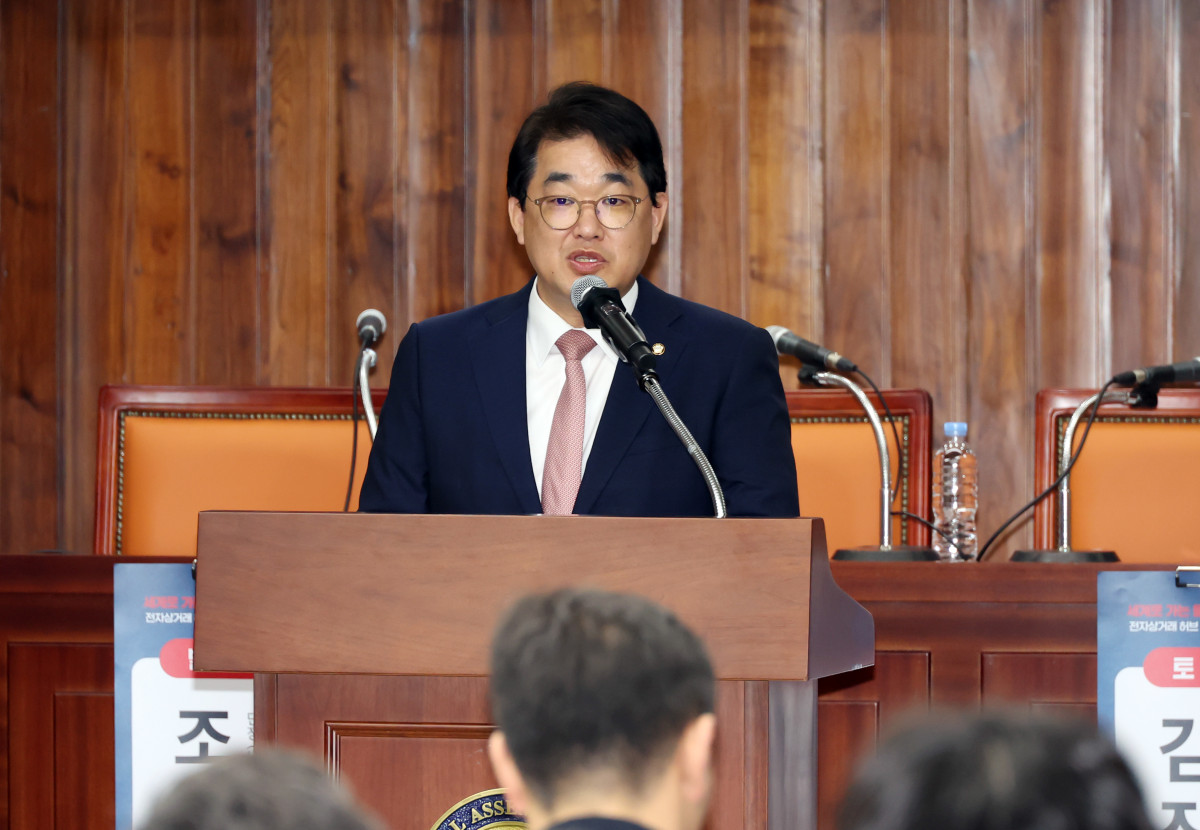 ▲27일 서울 여의도 국회도서관에서 배준영, 권영진 의원실 주최로 열린 '세계로 가는 물류 관문 인천, 전자상거래 허브 구축 전략 토론회'에서 배준영 의원이 개회사를 하고 있다. 2025.03.27. (뉴시스)
