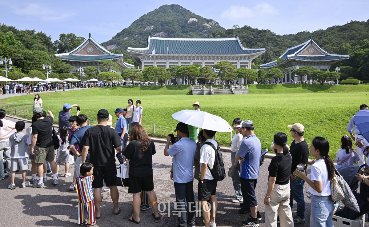 ▲이재명 대통령이 대통령 집무실을 다시 청와대로 이전할 방침인 가운데 15일 서울 종로구 청와대를 찾은 시민들이 길게 줄을 서서 입장하고 있다. 청와대 재단은 7월 14일까지는 기존 관람 방식을 유지하되, 7월 16일부터 31일까지는 예약 인원과 동선을 조정해 관람을 운영할 계획이다. 이후 8월 1일부터는 보안 및 안전 점검 등을 이유로 청와대 관람이 임시 중단된다. 조현호 기자 hyunho@