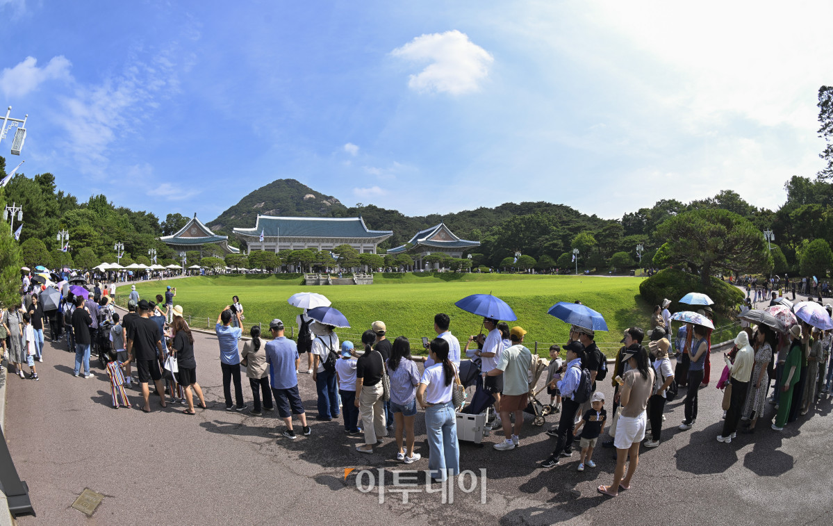 ▲이재명 대통령이 대통령 집무실을 다시 청와대로 이전할 방침인 가운데 15일 서울 종로구 청와대를 찾은 시민들이 길게 줄을 서서 입장하고 있다. 청와대 재단은 7월 14일까지는 기존 관람 방식을 유지하되, 7월 16일부터 31일까지는 예약 인원과 동선을 조정해 관람을 운영할 계획이다. 이후 8월 1일부터는 보안 및 안전 점검 등을 이유로 청와대 관람이 임시 중단된다. 조현호 기자 hyunho@