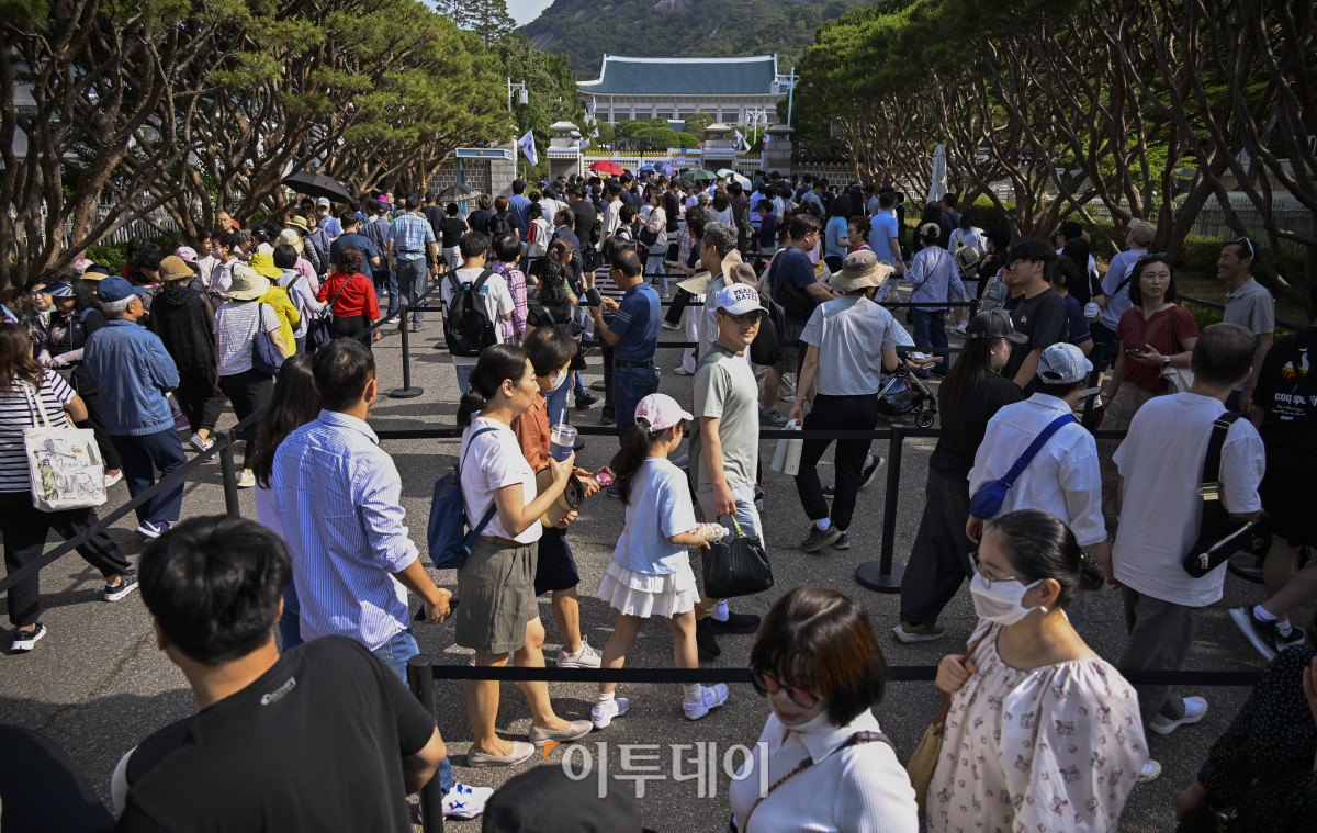 ▲이재명 대통령이 대통령 집무실을 다시 청와대로 이전할 방침인 가운데 15일 서울 종로구 청와대를 찾은 시민들이 길게 줄을 서서 입장하고 있다. 청와대 재단은 7월 14일까지는 기존 관람 방식을 유지하되, 7월 16일부터 31일까지는 예약 인원과 동선을 조정해 관람을 운영할 계획이다. 이후 8월 1일부터는 보안 및 안전 점검 등을 이유로 청와대 관람이 임시 중단된다. 조현호 기자 hyunho@