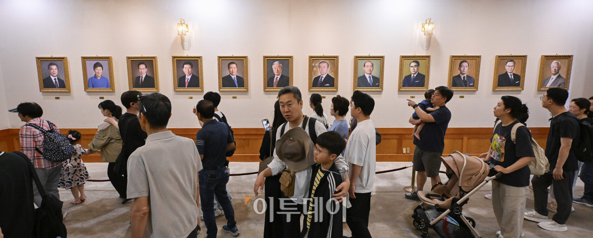 ▲이재명 대통령이 대통령 집무실을 다시 청와대로 이전할 방침인 가운데 15일 서울 종로구 청와대를 찾은 시민들이 관람하고 있다. 청와대 재단은 7월 14일까지는 기존 관람 방식을 유지하되, 7월 16일부터 31일까지는 예약 인원과 동선을 조정해 관람을 운영할 계획이다. 이후 8월 1일부터는 보안 및 안전 점검 등을 이유로 청와대 관람이 임시 중단된다. 조현호 기자 hyunho@