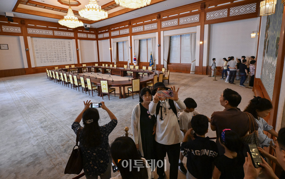 ▲이재명 대통령이 대통령 집무실을 다시 청와대로 이전할 방침인 가운데 15일 서울 종로구 청와대를 찾은 시민들이 관람하고 있다. 청와대 재단은 7월 14일까지는 기존 관람 방식을 유지하되, 7월 16일부터 31일까지는 예약 인원과 동선을 조정해 관람을 운영할 계획이다. 이후 8월 1일부터는 보안 및 안전 점검 등을 이유로 청와대 관람이 임시 중단된다. 조현호 기자 hyunho@
