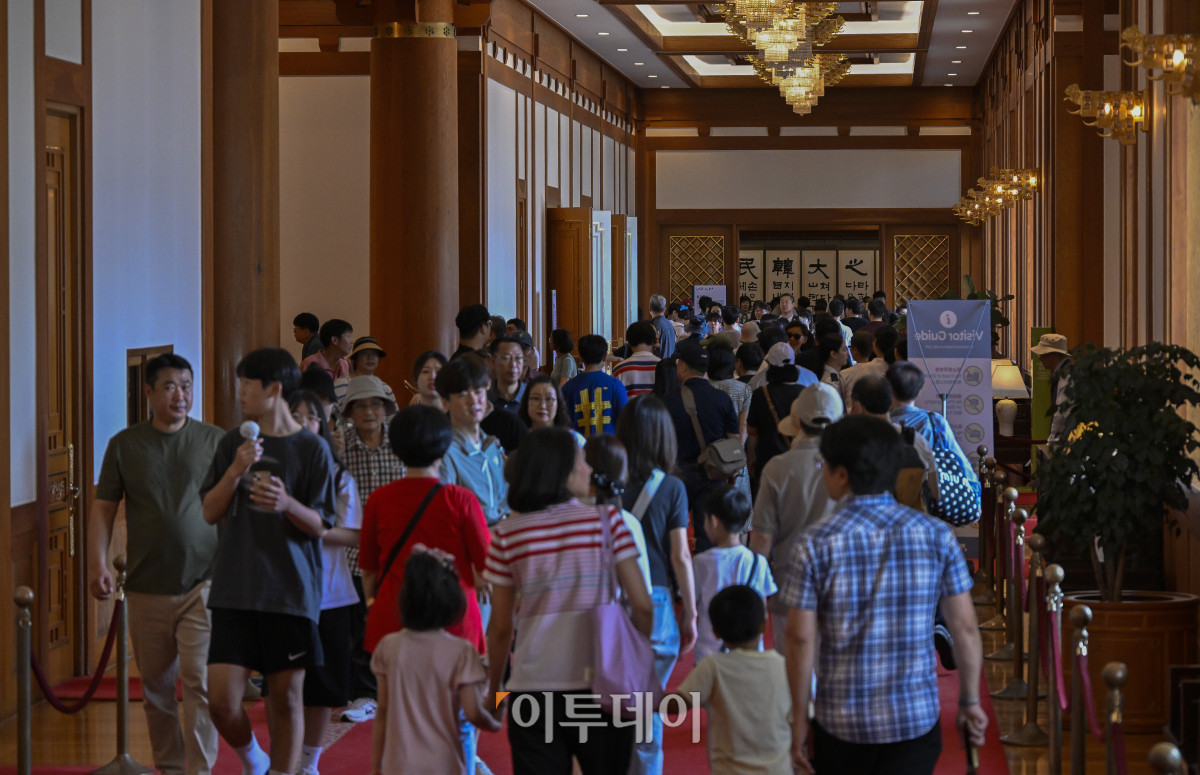 ▲이재명 대통령이 대통령 집무실을 다시 청와대로 이전할 방침인 가운데 15일 서울 종로구 청와대를 찾은 시민들이 관람하고 있다. 청와대 재단은 7월 14일까지는 기존 관람 방식을 유지하되, 7월 16일부터 31일까지는 예약 인원과 동선을 조정해 관람을 운영할 계획이다. 이후 8월 1일부터는 보안 및 안전 점검 등을 이유로 청와대 관람이 임시 중단된다. 조현호 기자 hyunho@