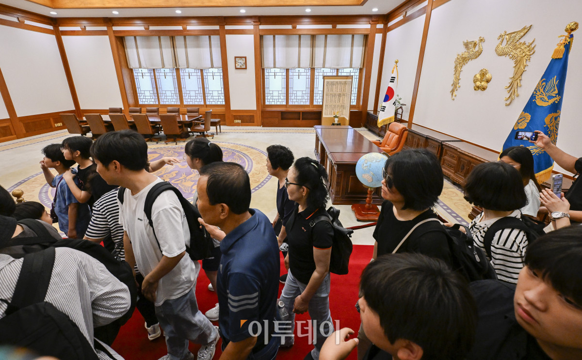 ▲이재명 대통령이 대통령 집무실을 다시 청와대로 이전할 방침인 가운데 15일 서울 종로구 청와대를 찾은 시민들이 관람하고 있다. 청와대 재단은 7월 14일까지는 기존 관람 방식을 유지하되, 7월 16일부터 31일까지는 예약 인원과 동선을 조정해 관람을 운영할 계획이다. 이후 8월 1일부터는 보안 및 안전 점검 등을 이유로 청와대 관람이 임시 중단된다. 조현호 기자 hyunho@