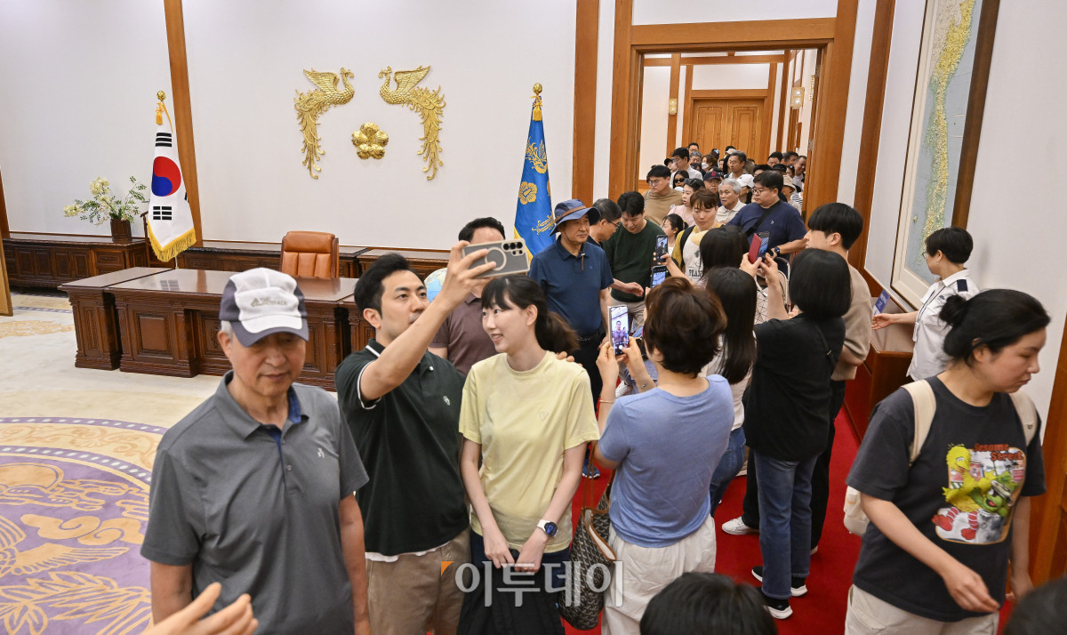 ▲이재명 대통령이 대통령 집무실을 다시 청와대로 이전할 방침인 가운데 15일 서울 종로구 청와대를 찾은 시민들이 관람하고 있다. 청와대 재단은 7월 14일까지는 기존 관람 방식을 유지하되, 7월 16일부터 31일까지는 예약 인원과 동선을 조정해 관람을 운영할 계획이다. 이후 8월 1일부터는 보안 및 안전 점검 등을 이유로 청와대 관람이 임시 중단된다. 조현호 기자 hyunho@