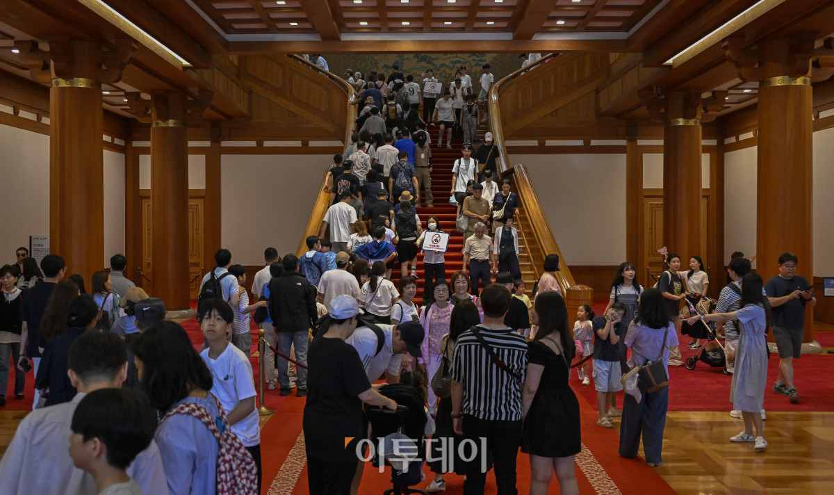 ▲이재명 대통령이 대통령 집무실을 다시 청와대로 이전할 방침인 가운데 15일 서울 종로구 청와대를 찾은 시민들이 관람하고 있다. 청와대 재단은 7월 14일까지는 기존 관람 방식을 유지하되, 7월 16일부터 31일까지는 예약 인원과 동선을 조정해 관람을 운영할 계획이다. 이후 8월 1일부터는 보안 및 안전 점검 등을 이유로 청와대 관람이 임시 중단된다. 조현호 기자 hyunho@