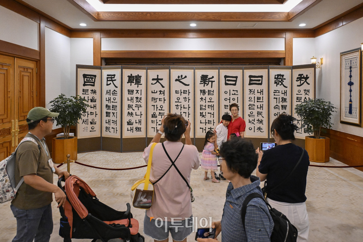▲이재명 대통령이 대통령 집무실을 다시 청와대로 이전할 방침인 가운데 15일 서울 종로구 청와대를 찾은 시민들이 관람하고 있다. 청와대 재단은 7월 14일까지는 기존 관람 방식을 유지하되, 7월 16일부터 31일까지는 예약 인원과 동선을 조정해 관람을 운영할 계획이다. 이후 8월 1일부터는 보안 및 안전 점검 등을 이유로 청와대 관람이 임시 중단된다. 조현호 기자 hyunho@