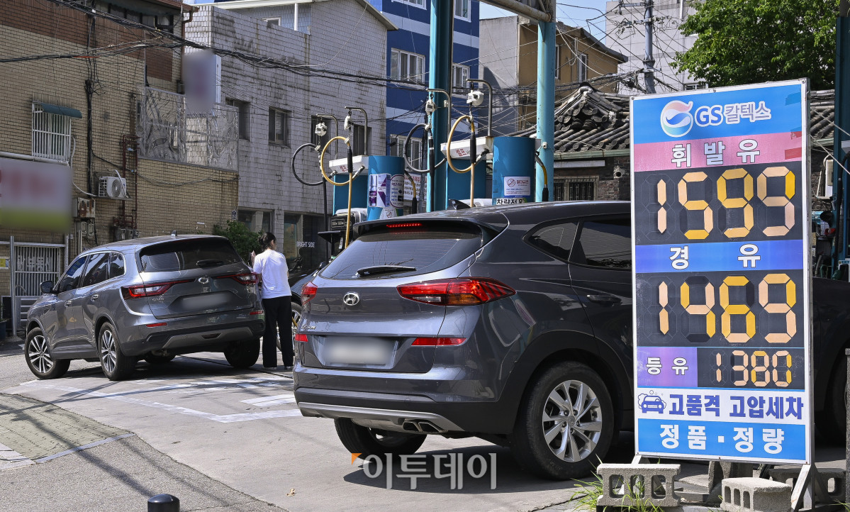 ▲국내 주유소 휘발유와 경유의 주간 평균 가격이 5주 연속 동반 하락했다. 한국석유공사 유가정보시스템 오피넷에 따르면 6월 둘째 주 전국 주유소 휘발유 평균 판매가는 직전 주 대비 리터 당 2.1원 내린 1627.7원을 기록했다. 경유 판매가는 2.9원 내린 1490.6원을 기록했다. 15일 서울 시내 한 주유소에 유가정보가 게시돼 있다. 조현호 기자 hyunho@