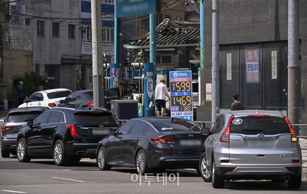 ▲국내 주유소 휘발유와 경유의 주간 평균 가격이 5주 연속 동반 하락했다. 한국석유공사 유가정보시스템 오피넷에 따르면 6월 둘째 주 전국 주유소 휘발유 평균 판매가는 직전 주 대비 리터 당 2.1원 내린 1627.7원을 기록했다. 경유 판매가는 2.9원 내린 1490.6원을 기록했다. 15일 서울 시내 한 주유소에서 차량들이 주유를 위해 길게 줄을 서서 대기하고 있다. 조현호 기자 hyunho@