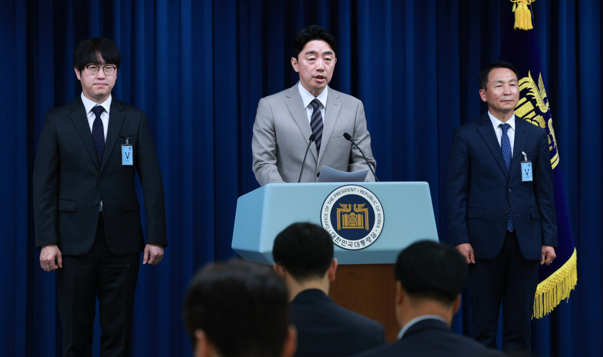 ▲강훈식 비서실장이 15일 서울 용산구 대통령실 브리핑룸에서 인선 발표 관련 브리핑을 하고 있다. 왼쪽부터 하정우 AI미래기획수석, 강 비서실장, 김현종 안보실 1차장. 2025.06.15. (뉴시스)