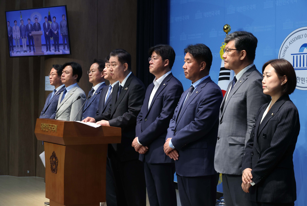 ▲김병기 더불어민주당 원내대표가 15일 오전 서울 여의도 국회 소통관에서 원내대표단 발표 기자회견을 하고 있다. 왼쪽부터 문금주 대변인, 김현정 대변인, 허영 정책수석, 문진석 운영수석, 김 원내대표, 박상혁 소통수석, 이기헌 비서실장, 김남근 민생부대표. 백승아 대변인. (사진=뉴시스)