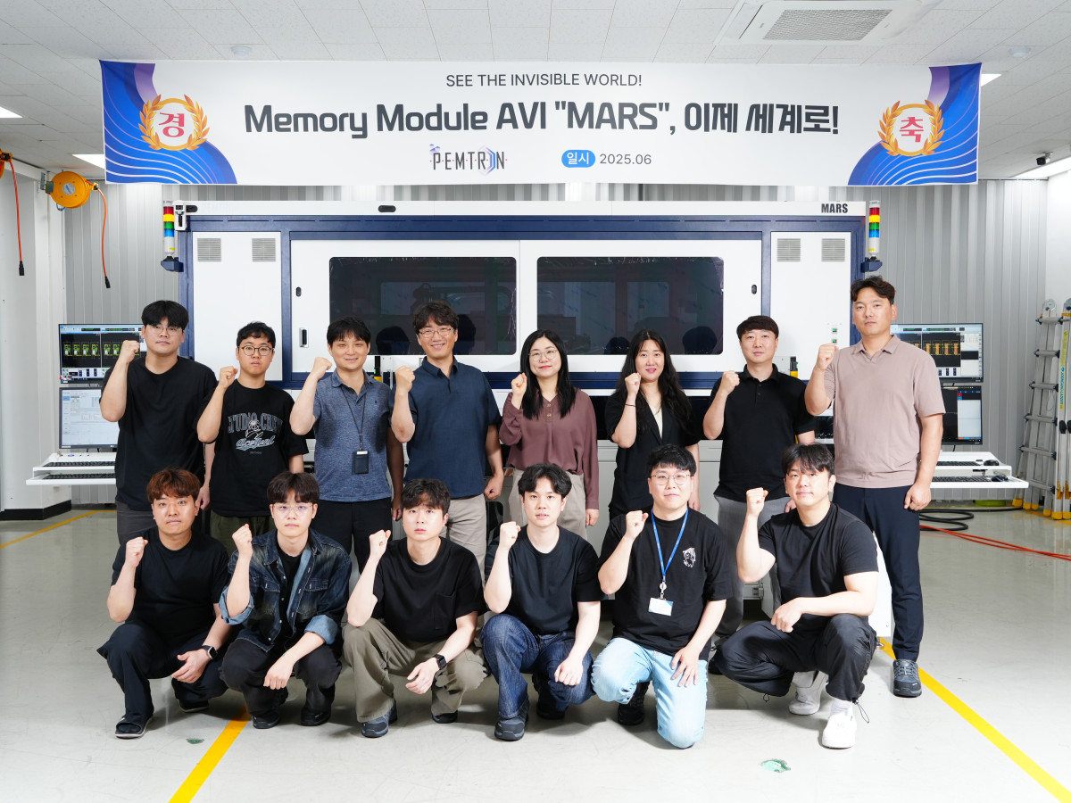 ▲펨트론의 메모리모듈AVI와 직원들 (사진제공-펨트론)