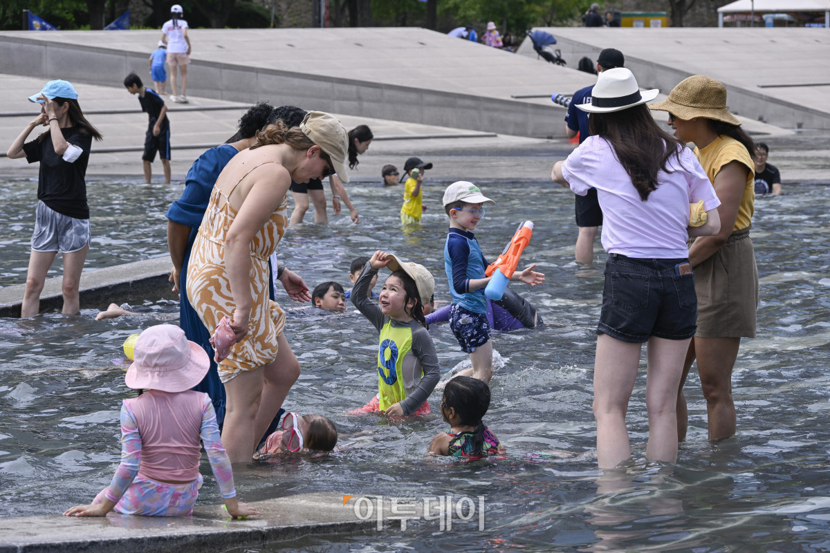 ▲수도권에 올해 첫 폭염주의보가 발령된 15일 서울 영등포구 여의도물빛광장을 찾은 시민들이 물놀이를 하며 더위를 피하고 있다. 기상청은 포천과 가평, 파주, 안성, 여주, 양평 등 경기 6개 지역을 중심으로 강한 햇볕에 습도가 높아지며 최고 체감온도가 33도 안팎까지 오를 것으로 예상돼 올해 첫 폭염주의보를 발령했다고 밝혔다. 조현호 기자 hyunho@