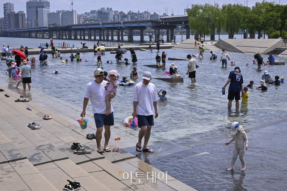 ▲수도권에 올해 첫 폭염주의보가 발령된 15일 서울 영등포구 여의도물빛광장을 찾은 시민들이 물놀이를 하며 더위를 피하고 있다. 기상청은 포천과 가평, 파주, 안성, 여주, 양평 등 경기 6개 지역을 중심으로 강한 햇볕에 습도가 높아지며 최고 체감온도가 33도 안팎까지 오를 것으로 예상돼 올해 첫 폭염주의보를 발령했다고 밝혔다. 조현호 기자 hyunho@