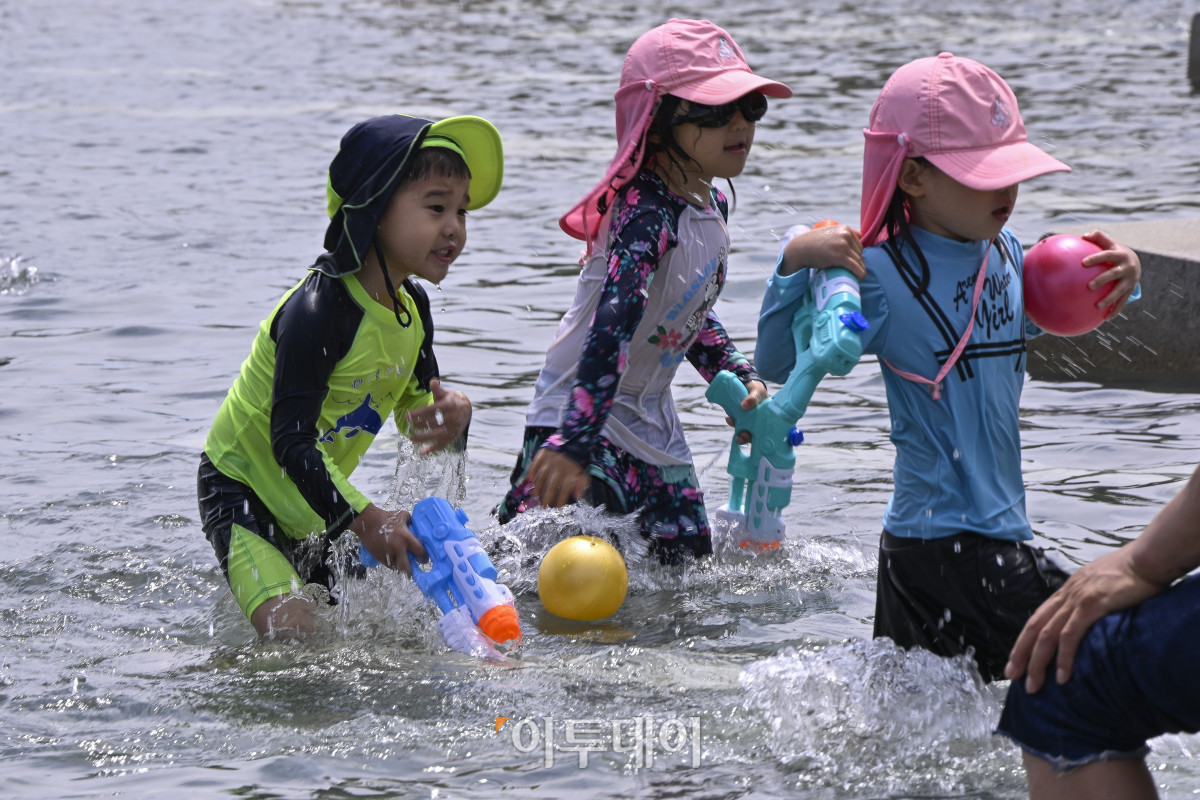 ▲수도권에 올해 첫 폭염주의보가 발령된 15일 서울 영등포구 여의도물빛광장을 찾은 어린이들이 물놀이를 하며 더위를 피하고 있다. 기상청은 포천과 가평, 파주, 안성, 여주, 양평 등 경기 6개 지역을 중심으로 강한 햇볕에 습도가 높아지며 최고 체감온도가 33도 안팎까지 오를 것으로 예상돼 올해 첫 폭염주의보를 발령했다고 밝혔다. 조현호 기자 hyunho@